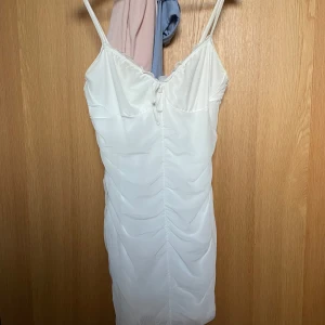 Vit klänning - Säljer den här fina vit klänningen. Perfekt för skolavslutning eller utspring 🩷