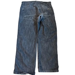 Southpole jeans - Benöppning 24cm uppskattad midja 38w Lite abrasions vid crotch omrädet men inget man tänker pà när dom e pà, kan skicka mer bilder om det onskas men det syns redan i bilderna