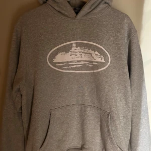 Corteiz Hoodie - Fet corteiz hoodie som är använd 3 gånger! I mycket bra skick💯Byte är möjligt!
