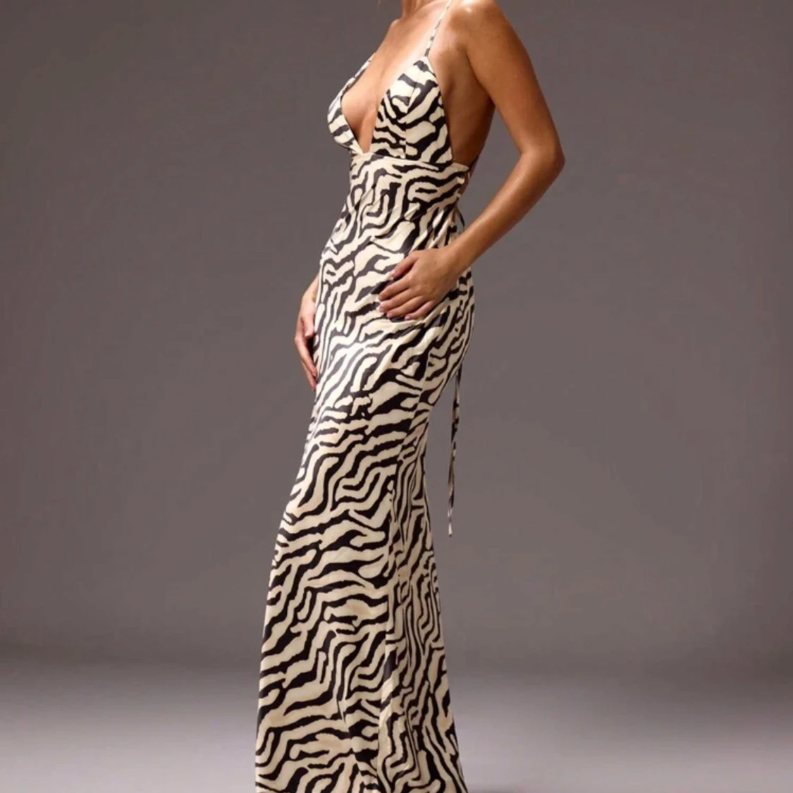 Zebramönstrad långklänning med öppen rygg - 1