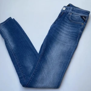 Blå Replay luz jeans  - Snygga blå jeans från Replay. W25 L32