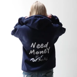 Mörkblå hoodie med text - Vi är ett uf företag som säljer mörkblå hoodie med texten 'Need Money for Porsche' i vitt på ryggen. Perfekt för en avslappnad stil med en humoristisk touch. Hoodien har en klassisk passform och är tillverkad i ett mjukt material. Finns i tre storlekar S/M/L