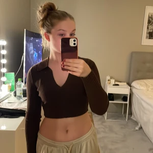 Brun croppad tröja - Har varit en av mina favorit tröjor😍 Tyvärr har den blivit något för liten och trivs inte lika mycket i croppat längre🥹 Superfint skick och superskönt material❤️