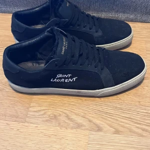 Trendiga saint Laurent sneakers  - Säljer dessa feta ysl skor i mycket bra skick, vid frågor tveka inte på att höra av dig, mvh Oskar 