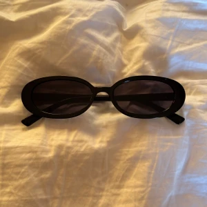 Retro solglasögon | Svart - Jättesnygga svarta trendiga retro solglasögon, finns också med ett leopard mönster. Helt oanvända, perfekt inför sommaren💕💕