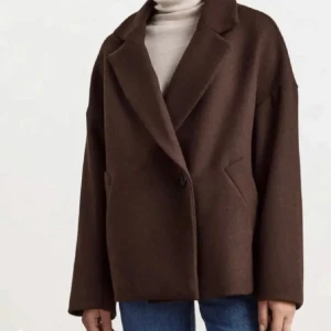 Kappa Lindex  - En kort brun kappa från Lindex. Bra skick✨50% ull