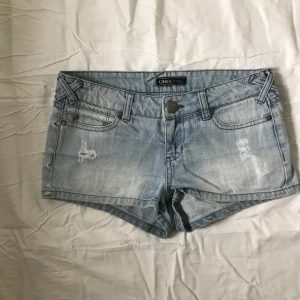 ONLY lågmidjade ljusblå jeansshorts - Jättesnygga jeansshorts från ONLY! Tveka inte vid frågor, midjemåttet är 37cm💕🤪