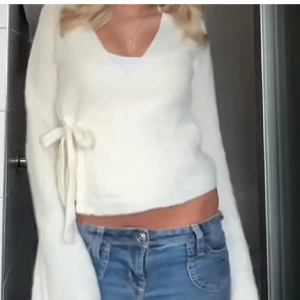 Gina tricot kofta  - Säljer min vita omlottkofta från Gina tricot . Koftan har långa ärmar och en knytning i sidan som ger en snygg passform. Perfekt för lager-på-lager. Absolut inga defekter ❤️