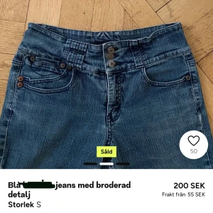 Blå jeans med broderad detalj på bakfickorna  - Blå jeans, jag köpte dom på plick då de var väldigt stora. Det står att storleken är i S men jag skulle säga M💕det går nog att göra om dom till ett par shorts för mer användning!!