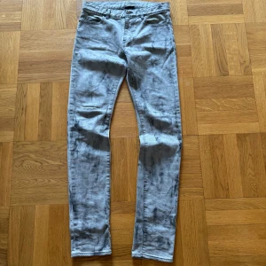 SAINT LAURENT FW15 - Saint Laurent DO2 Mud Denim - Hedi Slimane - FW15 - 100% hand painted i Japan - Storlek 30 - Mått: Waist: 42 cm - Inseam: 85 cm - Outseam/Total längd: 112 cm - Benöppning: 17 cm - Hör av er vid frågor.