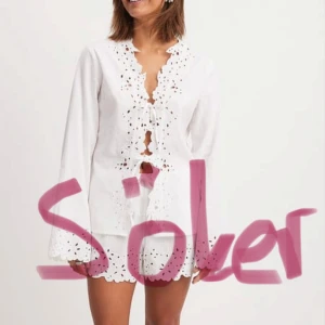 Vit blus med spetsdetaljer - Söker efter denna slutsålda blus att ha på mig på min student!💕🙏