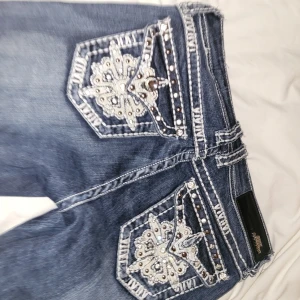 low waist jeans bootcut  - innerbenslängd: 83 cm skriv för bilder