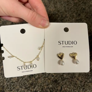 Guldarmband och örhängen med pärlor only - Guldarmband med matchande örhängen. Örhängena kostade 79kr och armbandet kostade 100kr jag säljer        BÅDA: 111kr                          eller                                                                       ARMB: 66kr ÖRHÄNGEN: 55kr