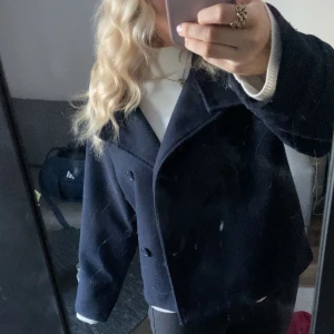 Mörkblå kappa  - Snygg mörkblå kappa med dubbelknäppning. Jackan har långa ärmar och en klassisk look som funkar till många tillfällen. Strl XS💕💕