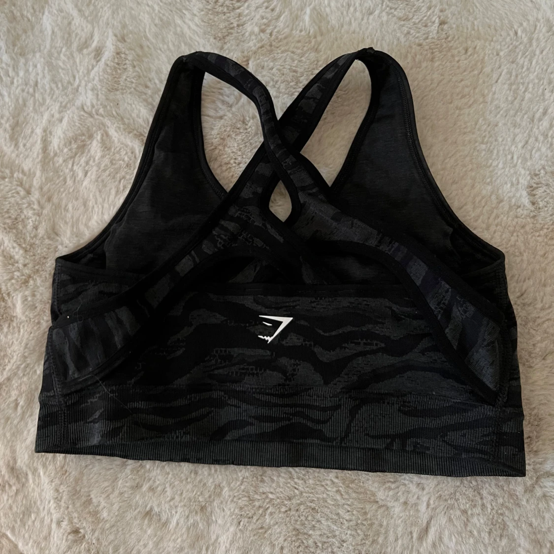 Svart mönstrad sporttopp från Gymshark - 1