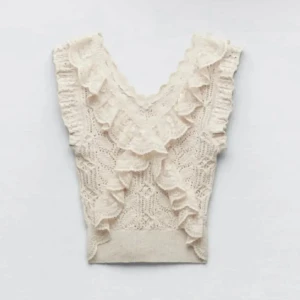 Trendigt Beige spetslinne med volanger från Zara❤️ - Charmigt beige spetslinne med v-ringad design och dekorativa volanger. Köpte på zara men nästan aldrig andvänd❤️går inte att få tag på längre därav priset. Skriv för mer bilder och frågor❤️storlek S men passar mig som har xs xxs 