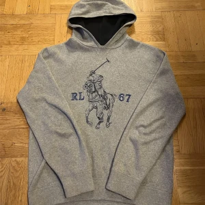 Stickad Ralph Lauren hoodie  - Hej 👋, säljer nu den a sjukt snygga och väldigt unika hoodien från Ralph Lauren. Den är stickad och väldigt tjock materialet. Derför är den också rätt varm och skön. Tröjan passar som en S men passar på mig också även om jag bär M. Hör av er för fler bilder och mer info 🤩//Eskil