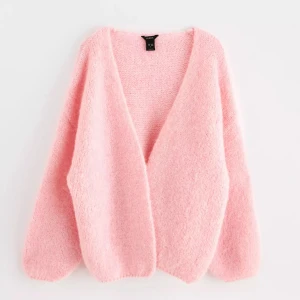 Rosa stickad kofta 💖 - Köpt för 399 kr. Använd fåtal gånger, strl S! Skriv för fler bilder! 💖Inte nopprig alls, mycket bra skick! Köparen står för frakten. 