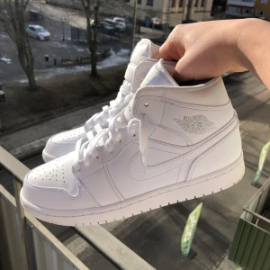 Jordans - Tjena! Säljer mina näst in till nya Jordans. De användes en gång innan jag insåg att de var för små. Detta betyder då såklart att de är i makalöst skick. Köpta för 1350kr på FootLocker som syns på kvittot. Perfekta för alla outfits och färger man än har i garderoben 🙌 Tveka inte att skriva ifall det dyker upp några funderingar 🤝Pris går att diskuteras 💰