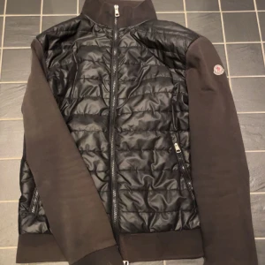  Moncler cardigan  - Moncler cardigan jacka perfekt nu när de börjar bli varmare ute. jackan är i bra skick lite solblekt,  drag kjedjan som har lossnat lite längst där nere går fortfarande o sätta på sig den hur änkelt som helst.jackan är i storlek M/s skulle ja säga men ja är 179 så den är för liten för mig hör av er om ni har några frågor 😄 kan även sänka pris vid snabb affär qr funkar vet ja inte men man kommer till moncler jackor när man scannar 