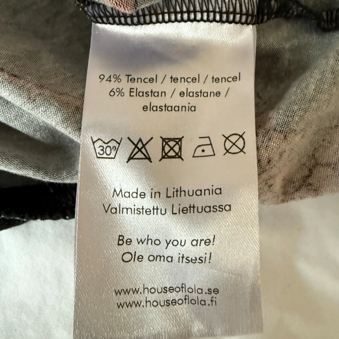 Svart blommig topp från House of Lola - 3