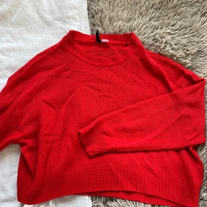 Röd tunn stickad tröja - Tunnare material, ifrån H&M. Lite kortare, men inte helt croppad.