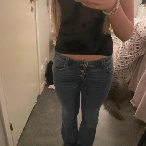 Lågmidjade jeans - Supersnygga lågmidjade jeans, storlek 152 men passar någon mellan 155-160💕