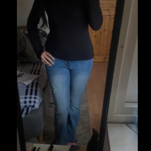 Blå jeans med bootcut - Säljer ett par snygga blå jeans med bootcut. Jeansen är väldigt stretchiga och bekväma så om du e storlek L skulle den oxå passa dig, low/mid rise i nyskick. Perfekt till skolan och till att gå ut 🤍