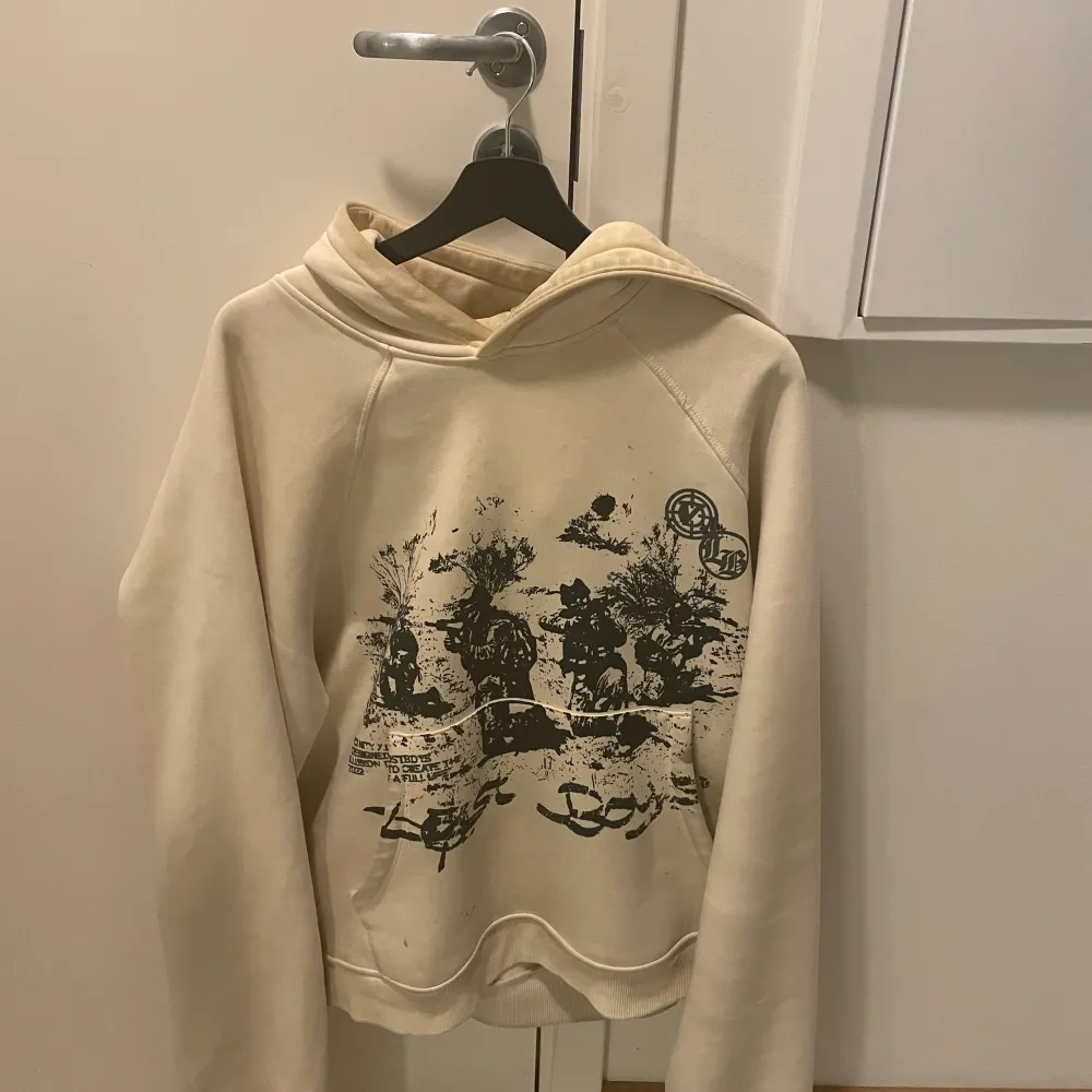 Säljer en beige hoodie från Lost Boys i mycket bra skick. Den har ett coolt tryck på framsidan med svart motiv. Perfekt för höst och vår, och den är superbekväm att ha på sig. Passar både till vardags och chillkvällar. 🖤. Tröjor & Koftor.