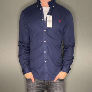 Ralph Lauren ”fetherweight mesh” skjorta - Hej säljer nu min helt nya Ralph Lauren skjorta i storlek M. Den är helt ny med prislapp och kommer vara otroligt snygg i höst/vinter. Nypris cirka 1700kr! Vi kommer att sälja liknande produkter nu närmare vinter så glöm inte följa profilen!🌊🍾