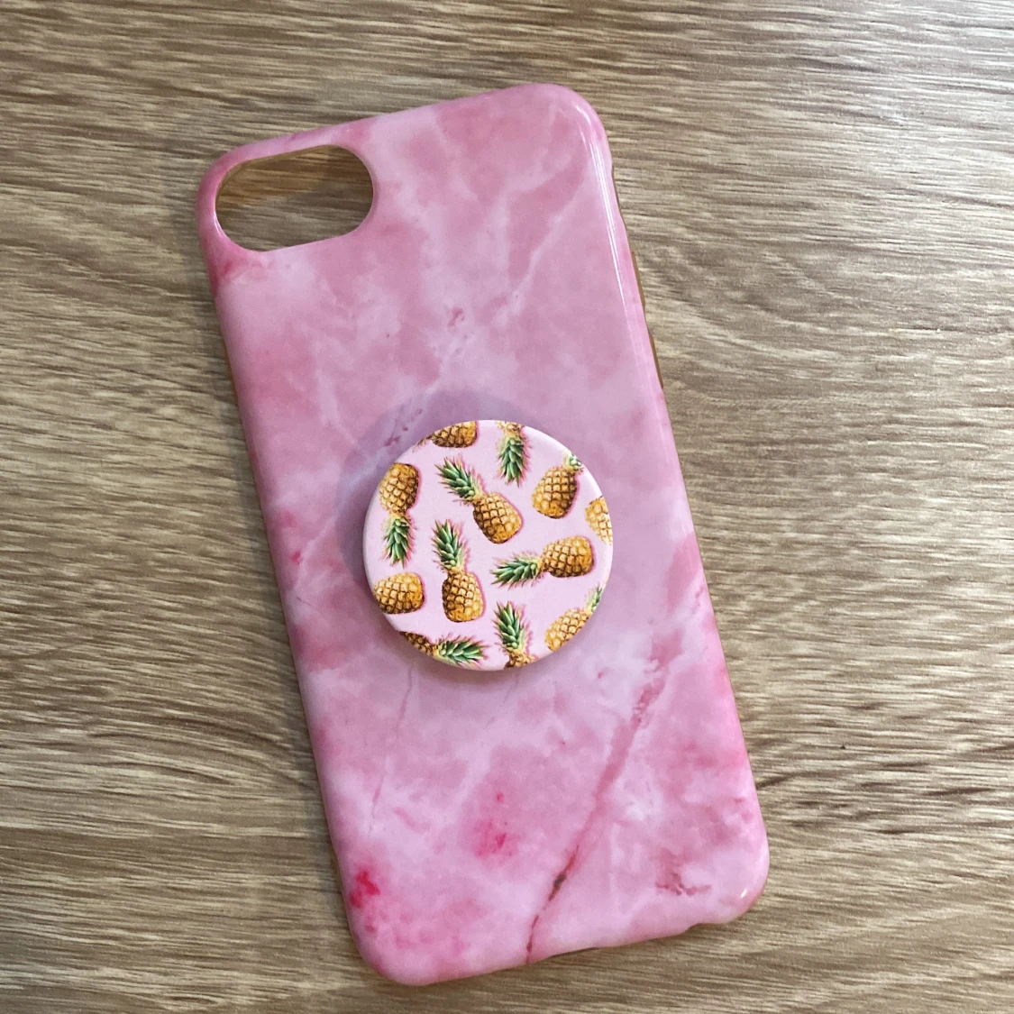 Rosa mobilskal med ananaspopsocket