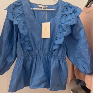 Blå blus - Blå blus med prislappen kvar från Pernilla Wahlgrens klädmärke. 