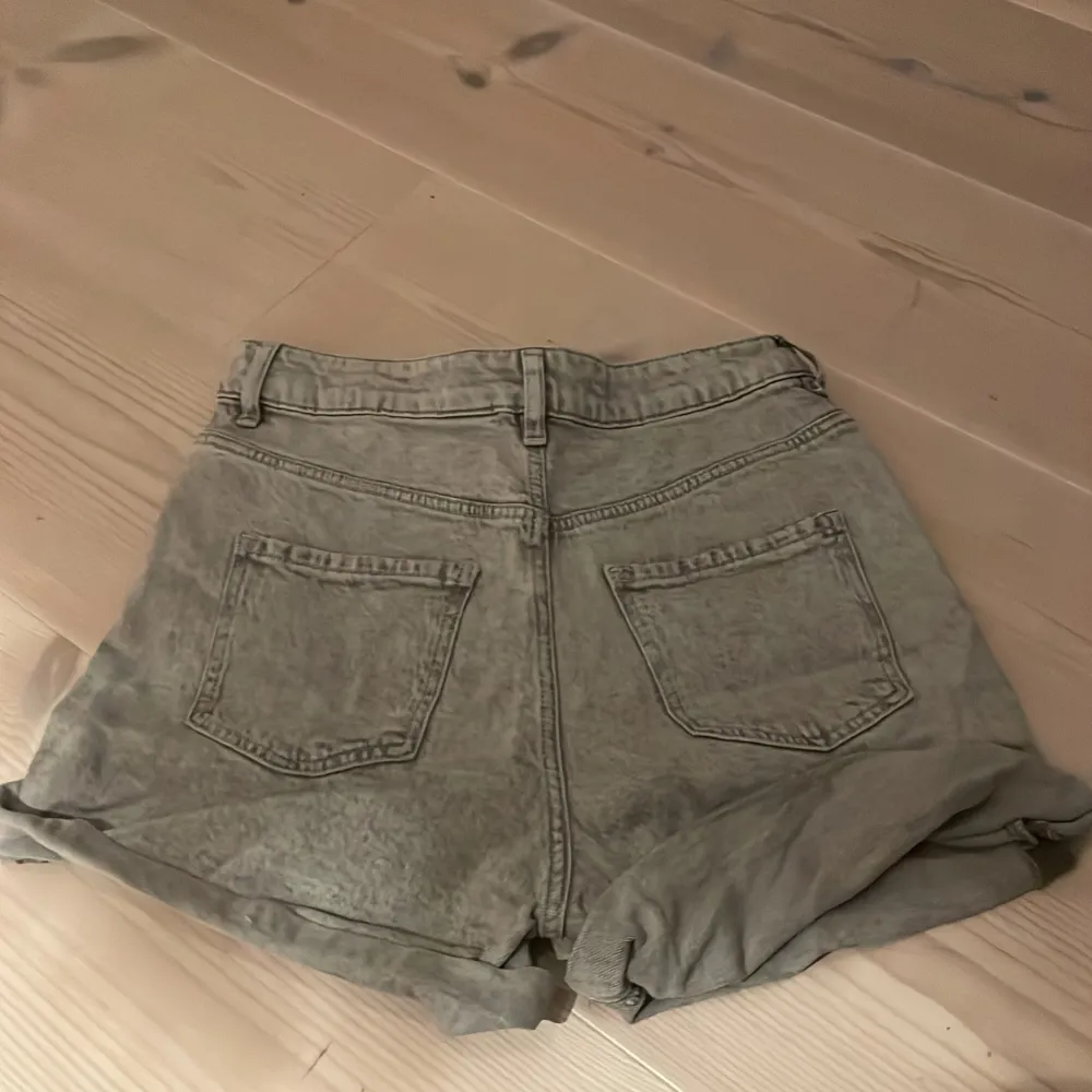 Säljer ett par grå denimshorts från H&M i storlek 158. De är högmidjade och har en avslappnad passform. Perfekta för sommardagar! 🩳. Shorts.