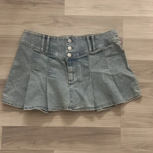 Jeanskjol  - Säljer en kort jeanskjol från Hm i storlek M. Säljer för att den är fel storlek❤️Den är bara testad med prislappen kvar❤️ Mått finns på sista bilderna❤️