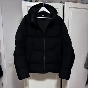 Uniqlo dunjacka - Svart Uniqlo dunjacka i mycket bra skick. Köpte i fel storlek och är använd några gånger. Om du har någon fråga eller vill ha flera bilder är det bara att hör av dig! Nypris: 1800 kr