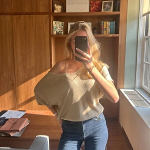 Guld stickad topp - Jätte fin off the shoulder guld topp