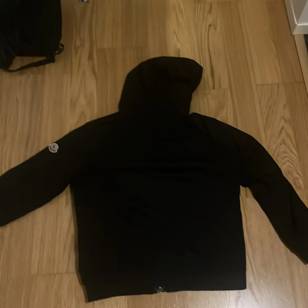 Säljer nu min Moncler cardigan då den är för liten för mig. Cardiganen är svart och är väldigt skön och fet. Skulle uppskatta om man kom och hämtade Cardiganen! Pris kan diskuteras.. Jackor.