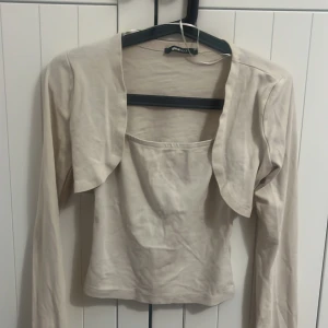 Två set tröja - Den här tröjan är från Gina Tricot i storlek S och är i en ljus beige nyans. Observera att den andra bilden har ett filter som kan påverka färgen något. Den är i mycket gott skick och har endast använts två gånger. En riktigt fin tröja💕.