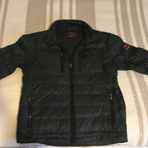 Svart quiltad jacka från Canada Snow - Säljer en svart quiltad jacka från Canada Snow i mycket bra skick. Perfekt för kyliga dagar med sin stilrena design och varma material. Passar både till vardags och lite finare tillfällen. Storlek S. Pris kan diskuteras 