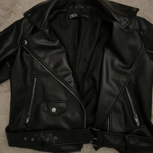 Svart skinnjacka - Svart skinnjacka från zara