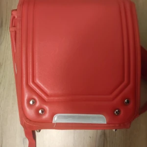 Japansk skol ryggsäck  - Hej! Säljer en klassisk japansk skol ryggsäck där det även ingår en reflex nyckelring som föreställer Mount Fuji. Köpte denna för 700kr från början  Dm för frågor<3