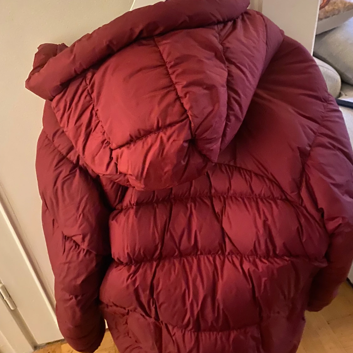 Vinröd dunjacka från Fjällräven - 91