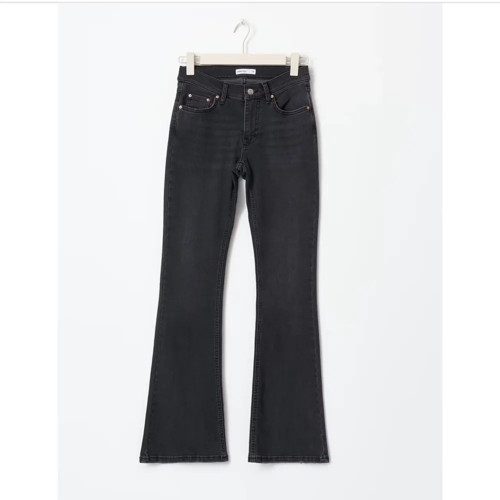 säljer liknande jeans som på bilden fast från zara då de blivit för små. low/mid waist (under naveln) bootcut . Jeans & Byxor.