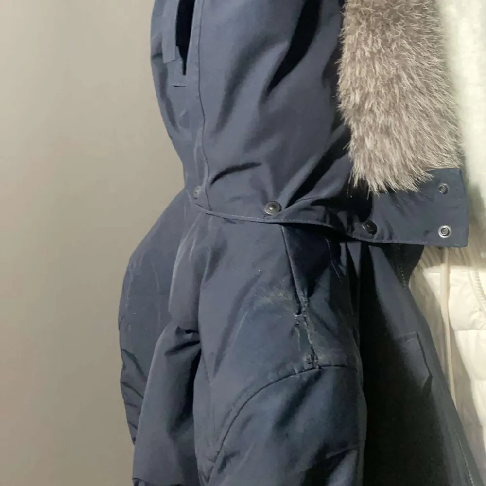 Moose knuckles jacka strl M till salu. Den är i bra skick, den har dock haft en skada vid axeln som är lagad och syns lite grann, upplagd bild på de finns. Priset kan diskuteras vid snabb affär. . Takit.