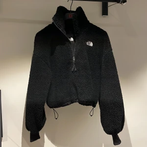 Half zip jacka - Knappt använd, mysig och perfekt till kommande halvår