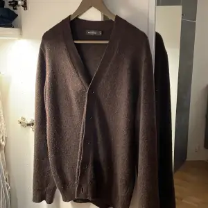 Säljer en snygg brun kofta från Dressmann i storlek M. Den är perfekt för höst och vinter med sin mjuka och varma ullblandning. Koftan har en klassisk design med knappar framtill och långa ärmar. Perfekt för att hålla stilen både på jobbet och fritiden. Extremt feeet nu till vintern🏆🏆 skriv om du har några frågor🫵