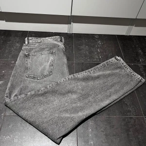 Grå jeans i bra skick - Säljer ett par grå jeans i bra skick. De har en klassisk femficksdesign och en snygg tvättad look. Perfekta för både vardag och fest! Passar till det mesta och är superbekväma o jag har bara använt det en gång 