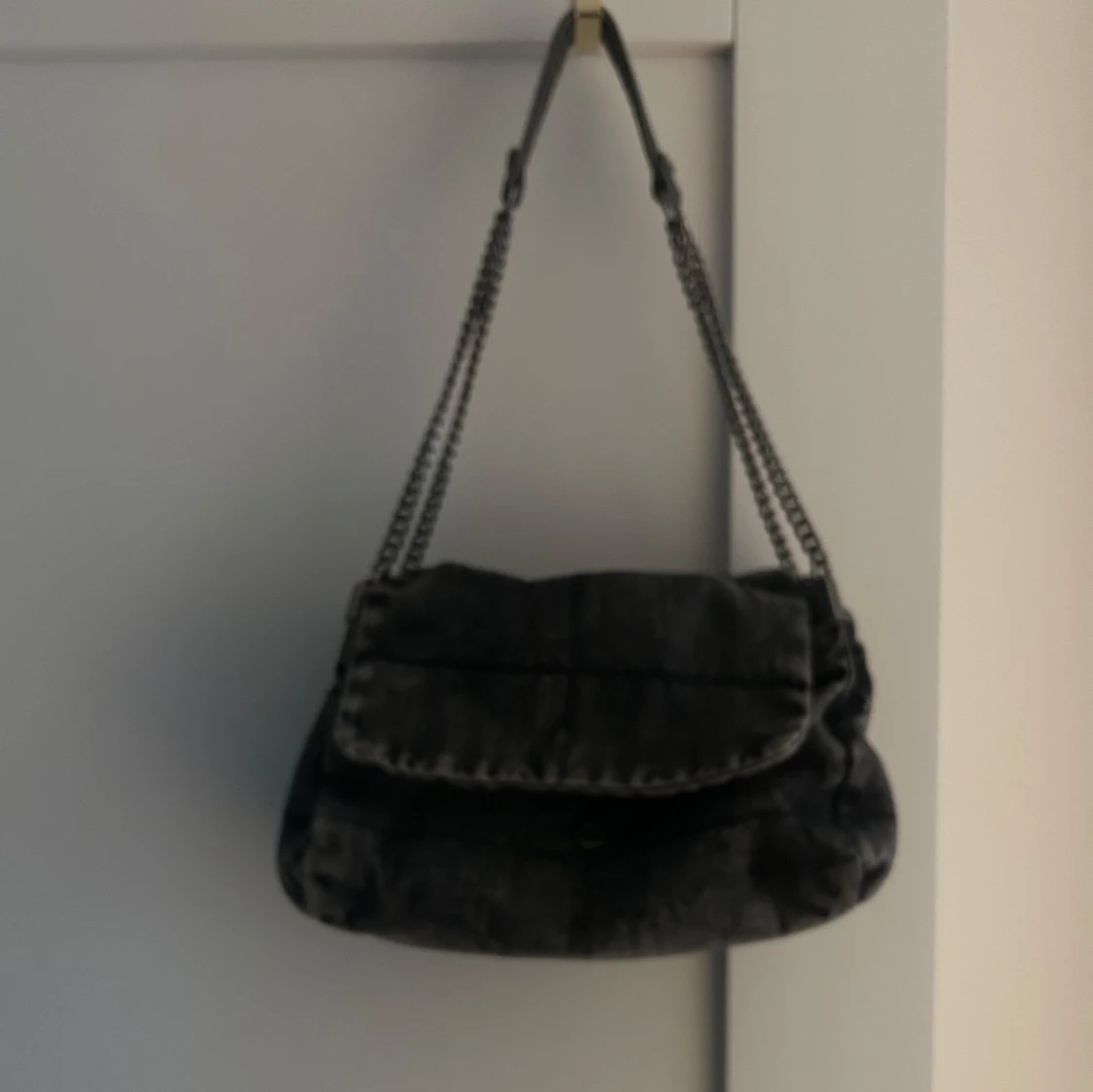 Mörkgrå axelväska i jeans