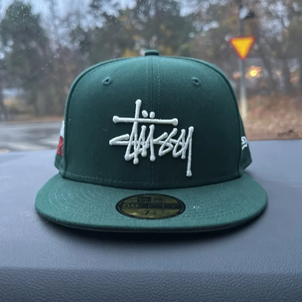 Säljer denna helt slutsålda och limiterade keps från New era x Stüssy.  Kepsen är knappt använd och i därmed i ny skick. Den är i storlek 7 3/8. . Accessoarer.