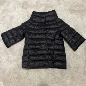 Guess/Herno Jacka - super söt kortärmad jacka från Guess som är liknande stil som herno jacka. Har nitar på armarna och överdelen av jackan som liknar Valentino. I storlek S meddelande frågor ❤️❤️